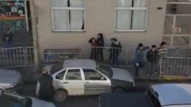 Detuvieron e incomunicaron a la mujer de un ex trabajador de Fanazul por gritarle a Macri Detuvieron e incomunicaron a la mujer de un ex trabajador de Fanazul por gritarle a Macri