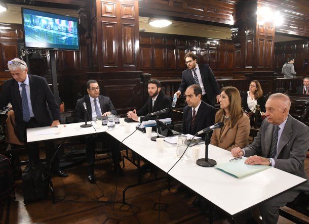 Los imputados en el juicio por la muerte de Débora Pérez Volpin.