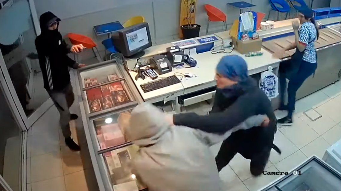 VIDEO: Delincuentes quisieron asaltar una heladería y un empleado los echó a trompadas