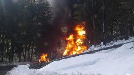 Choque fatal entre un auto y un camión cisterna en Villa La Angostura: al menos un muerto Choque fatal entre un auto y un camión cisterna en Villa La Angostura: al menos un muerto