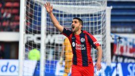 Nicolás Blandi celebra su gol tras el polémico penal Nicolás Blandi celebra su gol tras el polémico penal