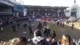 Un grupo de activistas se metió en la pista de la Exposición Rural y algunos gauchos los corrieron con los caballos Un grupo de activistas se metió en la pista de la Exposición Rural y algunos gauchos los corrieron con los caballos