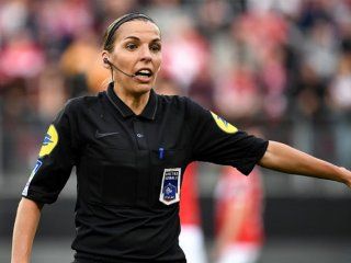 Stéphanie Frappart será la primera mujer en dirigir la final de la Supercopa Europea Stéphanie Frappart será la primera mujer en dirigir la final de la Supercopa Europea