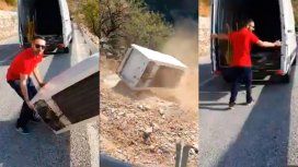 Tiró una heladera por un barranco y lo obligaron a subirla de nuevo Tiró una heladera por un barranco y lo obligaron a subirla de nuevo