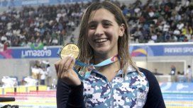 La alegría de la joven nadadora con uno de sus oros (Foto: Prensa COA) La alegría de la joven nadadora con uno de sus oros (Foto: Prensa COA)