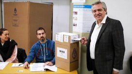 Alberto Fernández votó y volvió a cuestionar a Smartmatic Alberto Fernández votó y volvió a cuestionar a Smartmatic