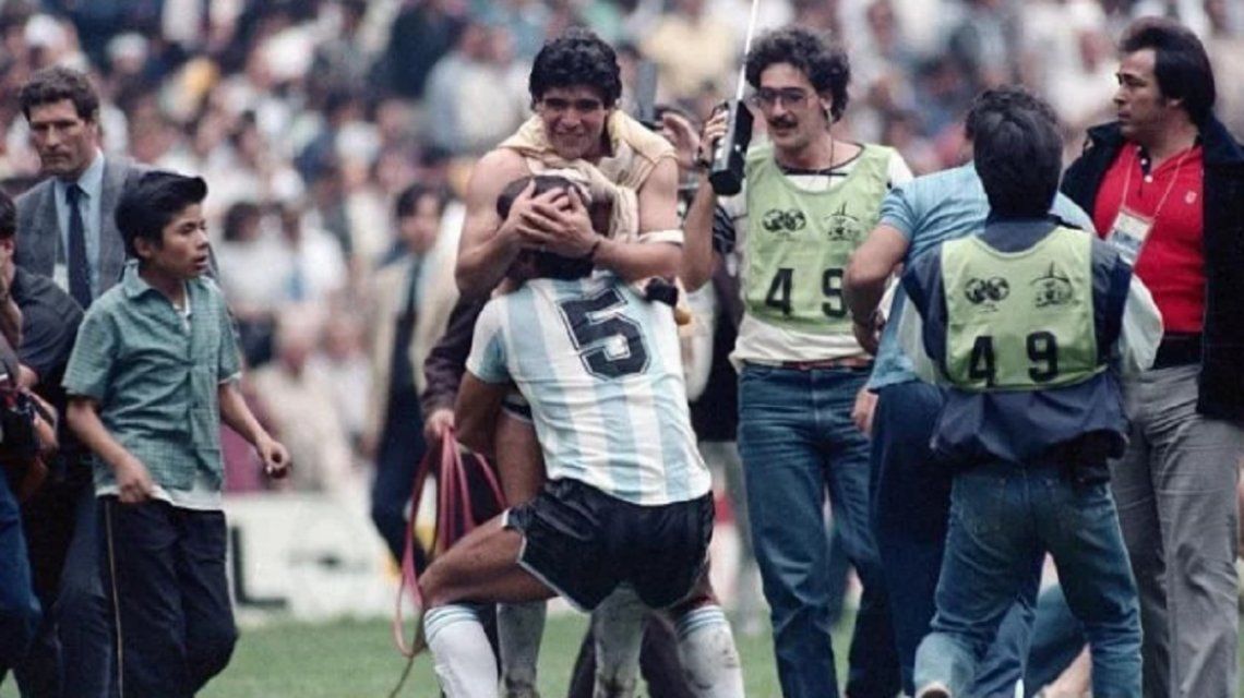 Emocionante despedida de Maradona al Tata Brown: Siempre 