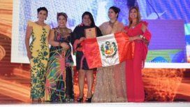 Entregan los premios las organizadoras de India, Harbeen Arora y de Colombia, Nadia Sánchez de She is, junto a la Dra. Lina Anllo de Argentina y Catalina Caijas de Ecuador. Entregan los premios las organizadoras de India, Harbeen Arora y de Colombia, Nadia Sánchez de She is, junto a la Dra. Lina Anllo de Argentina y Catalina Caijas de Ecuador.