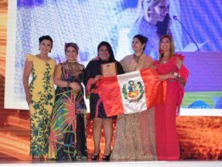 Entregan los premios las organizadoras de India, Harbeen Arora y de Colombia, Nadia Sánchez de She is, junto a la Dra. Lina Anllo de Argentina y Catalina Caijas de Ecuador. Entregan los premios las organizadoras de India, Harbeen Arora y de Colombia, Nadia Sánchez de She is, junto a la Dra. Lina Anllo de Argentina y Catalina Caijas de Ecuador.