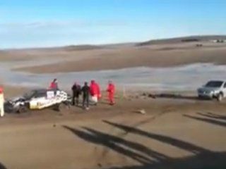 chile: una camioneta casi provoca una tragedia en una carrera de autos chile: una camioneta casi provoca una tragedia en una carrera de autos