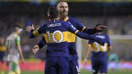 El italiano saluda a Tevez tras su gol ante Aldosivi El italiano saluda a Tevez tras su gol ante Aldosivi