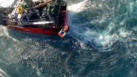 Impresionante rescate a un marinero que se descompensó en el medio del mar Impresionante rescate a un marinero que se descompensó en el medio del mar