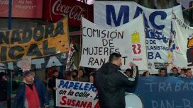 Manifestantes protestan en el Puente Pueyrredón contra despidos Manifestantes protestan en el Puente Pueyrredón contra despidos