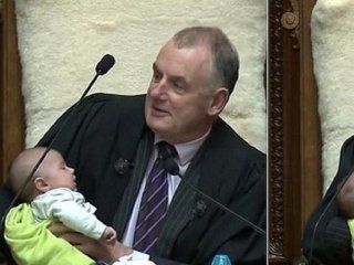 nueva zelanda: el presidente del parlamento cuido a un bebe de un diputado en pleno debate nueva zelanda: el presidente del parlamento cuido a un bebe de un diputado en pleno debate