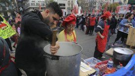 Polentazo y marcha en reclamo de medidas para los más golpeados por la crisis Polentazo y marcha en reclamo de medidas para los más golpeados por la crisis