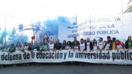 El bono de 5 mil pesos para estatales no correrá para los docentes universitarios El bono de 5 mil pesos para estatales no correrá para los docentes universitarios
