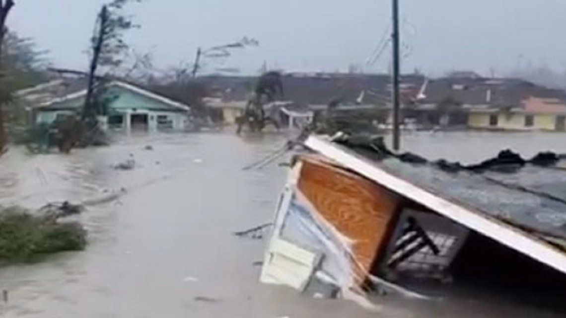 El huracán Dorian llegó a las Bahamas con alerta máxima: impactantes videos de los destrozos