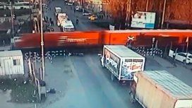 Un motociclista quiso pasar con la barrera baja y perdió una pierna al ser atropellado por el tren Un motociclista quiso pasar con la barrera baja y perdió una pierna al ser atropellado por el tren