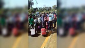 Piqueteros cortaron una ruta de Misiones y atacaron a turistas que iban al Aeropuerto de Iguazú Piqueteros cortaron una ruta de Misiones y atacaron a turistas que iban al Aeropuerto de Iguazú
