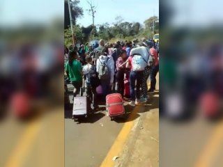 piqueteros cortaron una ruta de misiones y atacaron a turistas que iban al aeropuerto de iguazu piqueteros cortaron una ruta de misiones y atacaron a turistas que iban al aeropuerto de iguazu