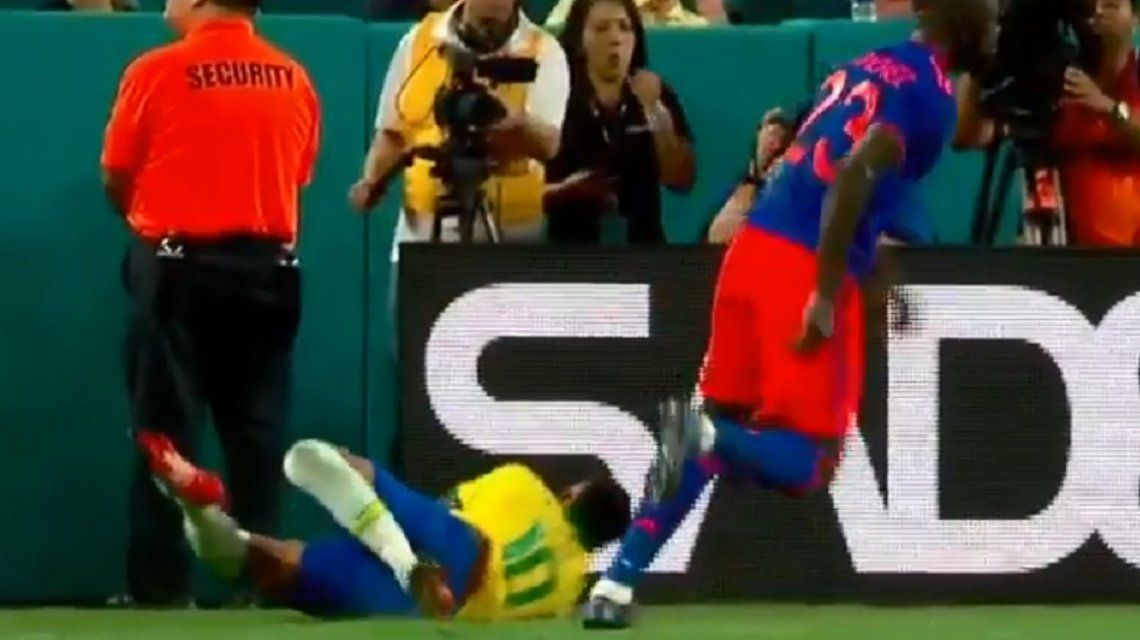 El susto de Neymar en su vuelta a la Selección: casi se rompe la cabeza contra un cartel