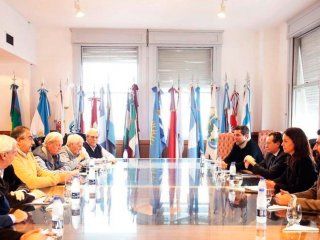 la cgt negocia con el gobierno un bono de $5 mil para los trabajadores la cgt negocia con el gobierno un bono de $5 mil para los trabajadores