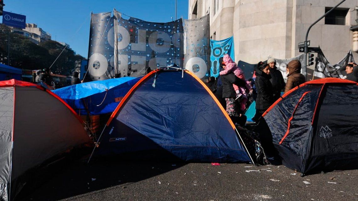 Tras la media sanción de la Emergencia Alimentaria, levantaron el acampe en la 9 de Julio