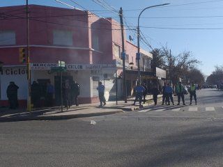 incidentes en plottier: atacaron el comercio de un supuesto sospechoso por el femicidio de cielo lopez incidentes en plottier: atacaron el comercio de un supuesto sospechoso por el femicidio de cielo lopez