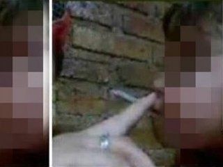 escandalo por una mujer que le hizo fumar marihuana a la hija de 2 anos y le saco fotos escandalo por una mujer que le hizo fumar marihuana a la hija de 2 anos y le saco fotos