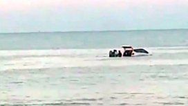 Insólito: robó un auto y tuvieron que rescatarlo en medio del río en Punta Lara Insólito: robó un auto y tuvieron que rescatarlo en medio del río en Punta Lara