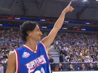 el show de manu ginobili en china: se puso una peluca y volvio a jugar el show de manu ginobili en china: se puso una peluca y volvio a jugar