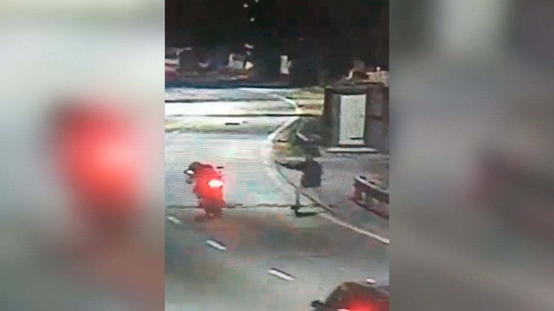 VIDEO: Así fue el ataque a un motoquero que murió por un piedrazo en Bernal