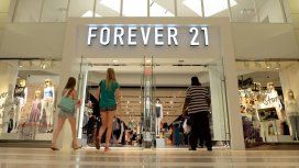 La cadena Forever 21 se declaró en bancarrota y cierra 350 locales en todo el mundo La cadena Forever 21 se declaró en bancarrota y cierra 350 locales en todo el mundo