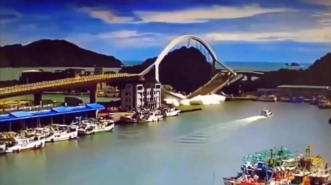 VIDEO: Un puente colapsó en Taiwán y aplastó a varios barcos pesqueros