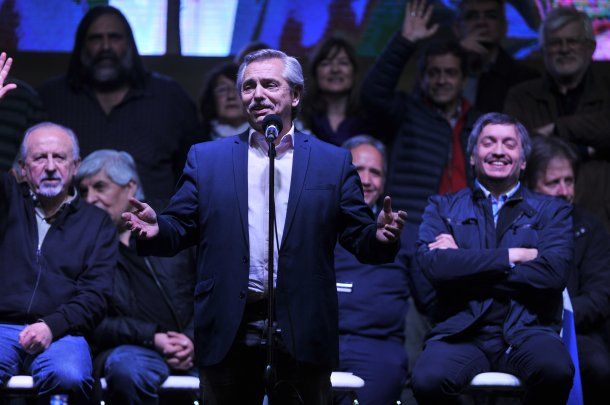 Alberto Fernández flanqueado por Hugo Yasky, Máximo Kirchner, Hugo Moyano y Sergio Palazzo