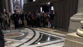 Interrumpieron una misa del Papa porque se cayó parte del techo de San Pedro Interrumpieron una misa del Papa porque se cayó parte del techo de San Pedro