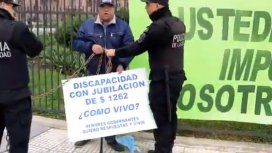 El drama del jubilado que se encadenó en Casa Rosada: No puedo vivir con 1300 pesos El drama del jubilado que se encadenó en Casa Rosada: No puedo vivir con 1300 pesos