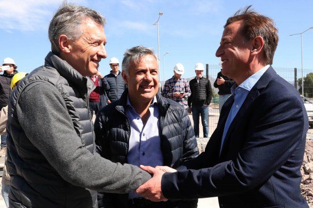 Mauricio Macri junto al gobernador de Mendoza Alfredo Cornejo y el mandatario electo, Rodolfo Suárez.