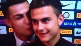 Cristiano Ronaldo se puso cariñoso con Paulo Dybala durante una entrevista Cristiano Ronaldo se puso cariñoso con Paulo Dybala durante una entrevista