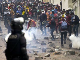 ecuador: ya son cinco los muertos y el ejercito se enfrenta con la policia para evitar la represion a manifestantes ecuador: ya son cinco los muertos y el ejercito se enfrenta con la policia para evitar la represion a manifestantes