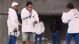 Inexplicable: Jorge Sampaoli se comió un papel durante la práctica del Santos Inexplicable: Jorge Sampaoli se comió un papel durante la práctica del Santos