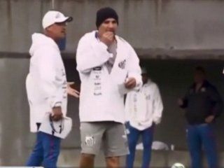 inexplicable: jorge sampaoli se comio un papel durante la practica del santos inexplicable: jorge sampaoli se comio un papel durante la practica del santos
