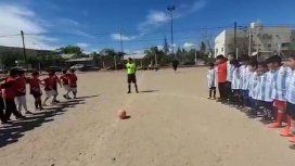 Estupor en un partido de fútbol infantil en Neuquén: diez tiros al aire mientras rendían homenaje al intendente fallecido Estupor en un partido de fútbol infantil en Neuquén: diez tiros al aire mientras rendían homenaje al intendente fallecido