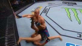 Combate de MMA: cayó de espaldas y noqueó a su rival de un talonazo Combate de MMA: cayó de espaldas y noqueó a su rival de un talonazo