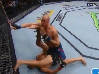 combate de mma: cayo de espaldas y noqueo a su rival de un talonazo combate de mma: cayo de espaldas y noqueo a su rival de un talonazo