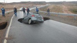 Neuquén: la tierra se tragó un auto en la autopista que Dietrich visitó días atrás Neuquén: la tierra se tragó un auto en la autopista que Dietrich visitó días atrás