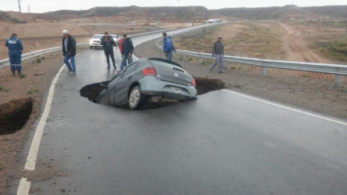 Neuquén: la tierra se tragó un auto en la autopista que Dietrich visitó días atrás