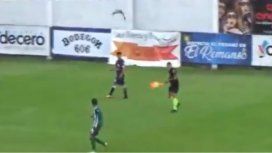 VIDEO: Un ataque de teros obligó a detener el partido entre Laferrere y Merlo VIDEO: Un ataque de teros obligó a detener el partido entre Laferrere y Merlo