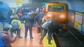 VIDEO: Una mujer cayó a las vías del subte y no la arrollaron de casualidad VIDEO: Una mujer cayó a las vías del subte y no la arrollaron de casualidad