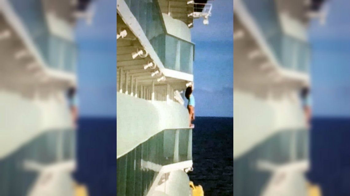 Quiso sacarse una selfie atrevida y logró la expulsaran de por vida de un crucero